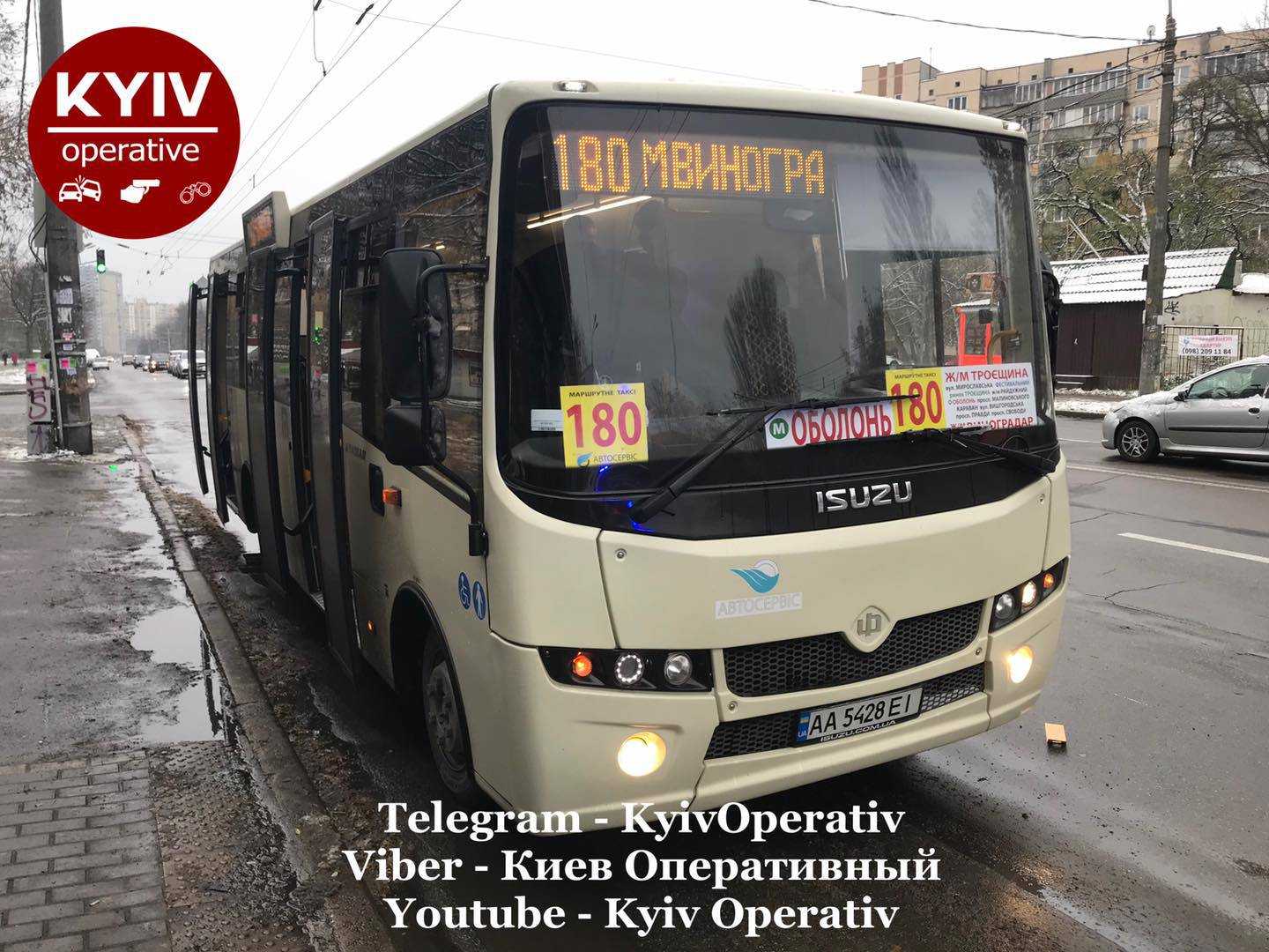 По Киеву ездит "обдолбанный" маршрутчик: маска ему не нужна