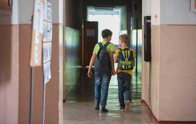 Вивихи та гематоми: у Маріуполі мати другокласника побила вчительку і завуча