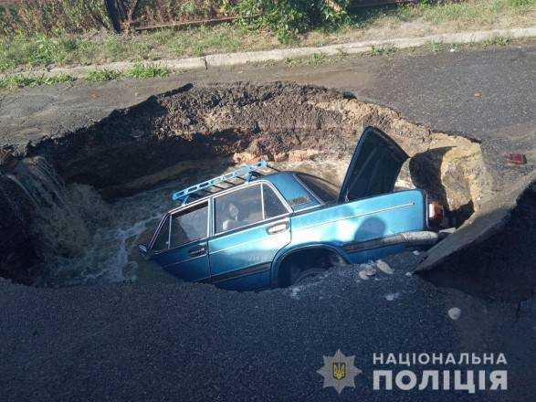 В Полтаве легковушка провалилась под асфальт