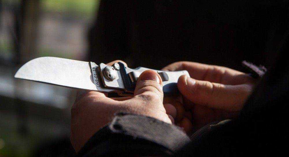 У Росії дівчинка порізала поліцейського, який намагався її врятувати