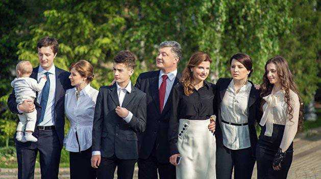 Порошенко с семейством покинул Украину