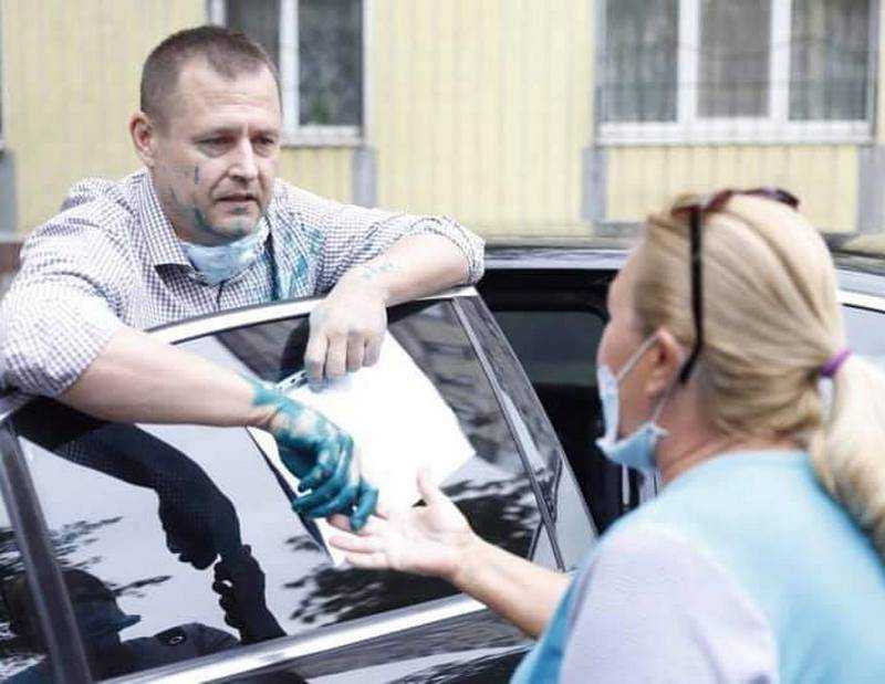 Мэра Днепра Филатова облили зеленкой на встрече с жителями