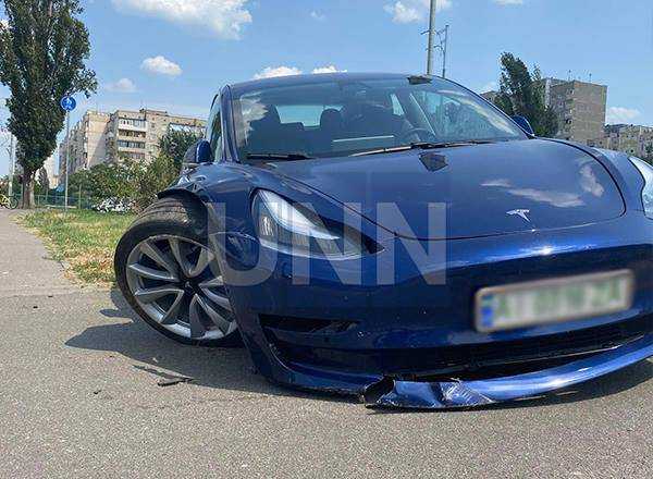 У Києві 9-річний хлопчик за кермом Tesla потрапив у ДТП: протаранив легковик автошколи з учнем та інструктором