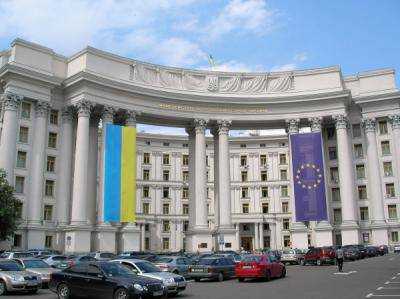 В МИД откроется выставка современного украинского искусства "Властные вертикали. Фанерные колоннады"