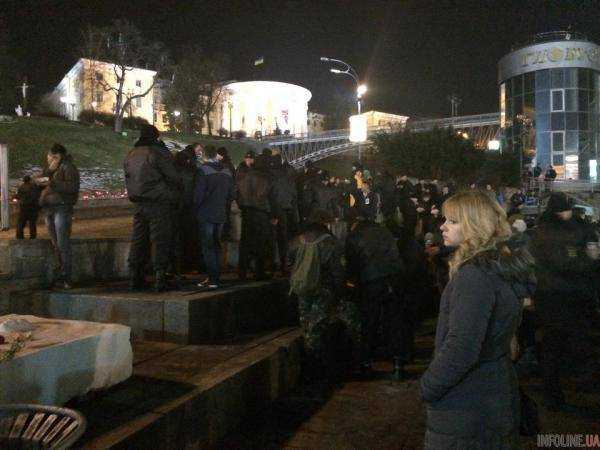 На Майдане собрались около сотни человек, чтобы почтить Героев Небесной сотни (ФОТО)