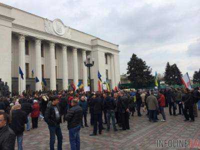 Активисты под зданием ВР призывают нардепов повысить акцизы на алкоголь