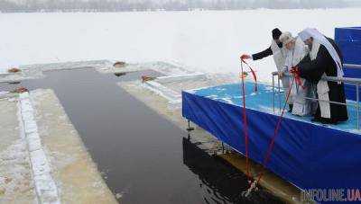 Патриарх Филарет освятил днепровские воды в киевском "Гидропарке"