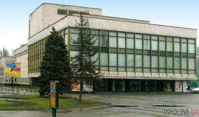 "Люстрация" в Днепропетровске: В "Оперном театре" активисты искали сепаратистскую символику