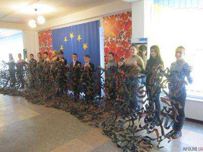 В Киеве ученики школ делают маскировочные сетки для бойцов АТО - КГГА