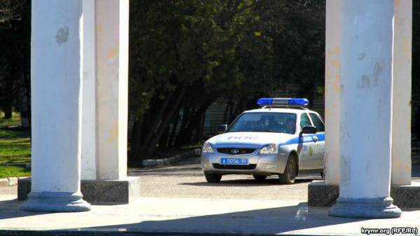 В Симферополе у ??памятника Т.Шевченко дежурит полицейский автомобиль