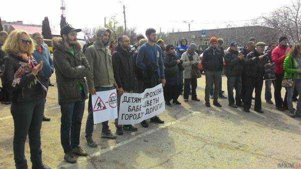 В Севастополе активисты протестовали против разбитых дорог. Фото