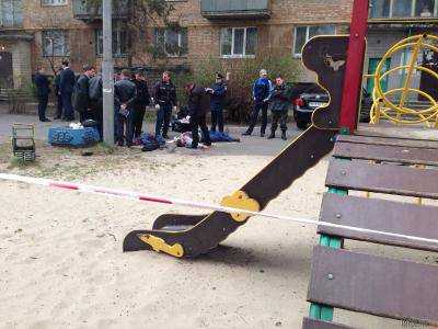 К месту убийства журналиста Олеся Бузины начали приходить люди, чтобы почтить память погибшего