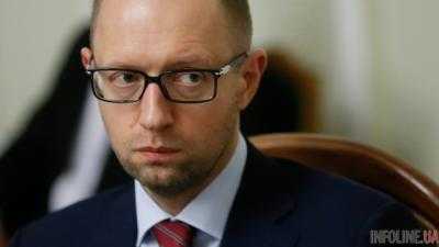 Премьер: госслужащим нужно платить достойную заработную плату