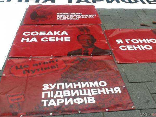 Автомайдановцы заблокировали движение возле Кабинета министров Украины: активисты протестуют против повышения тарифов. Фото