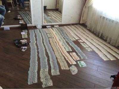 У задержанных чиновников прокуратуры Киевской области изъято около 500 тыс. долл. США и драгоценности