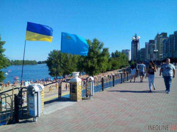 Киев: на Оболонской набережной появился самый большой в Украине крымскотатарский флаг. Фото