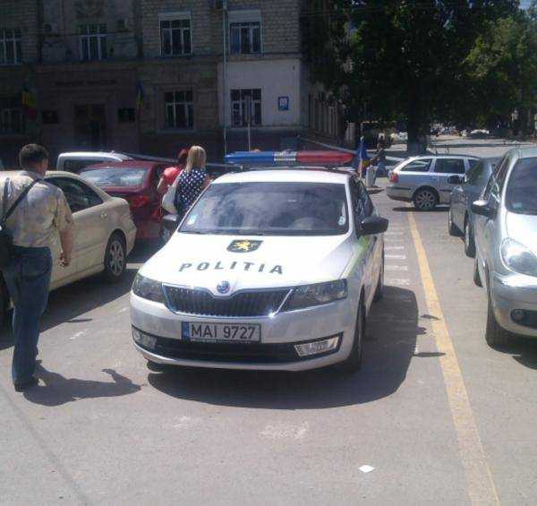 Патрульные полицейские устроили стоянку на пешеходном переходе