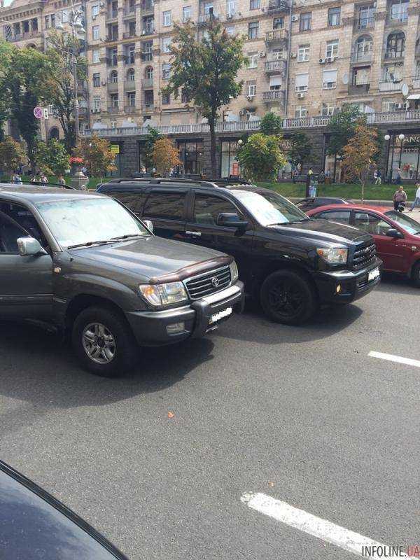 Владельцы МАФов на внедорожниках перекрыли движение на Крещатике. Фото