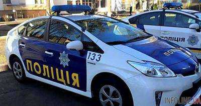 В Киеве неизвестные разбили стекло и порезали шины патрульному авто