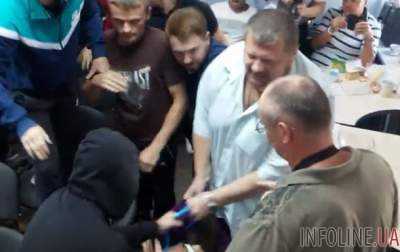 Радикалы избили шоумена Алексея Дурнева. Видео