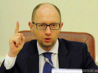 Премьер-министр Украины Арсений Яценюк поручил Минобороны начать расчеты перехода на профессиональную армию