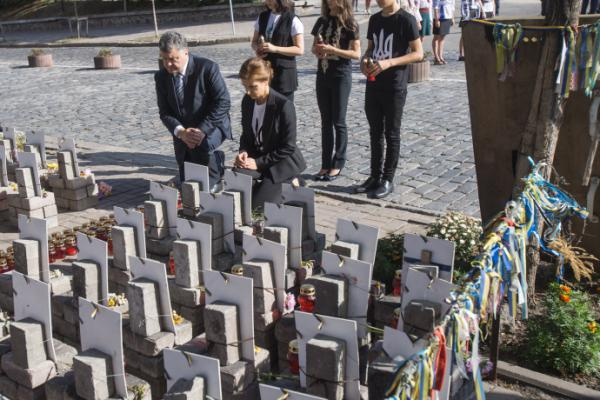 Президент с семьей почтил память героев Революции Достоинства