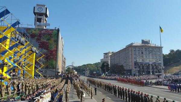 В Киеве началась церемония вручения боевых знамен