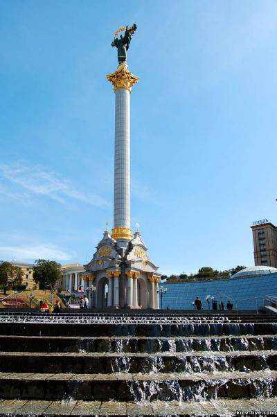 Украинцы испытывают гордость за страну и сравнивают ее с девушкой, которая ищет собственный путь