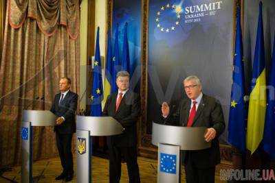 Президент Украины П.Порошенко призвал ЕС продлить санкции против РФ