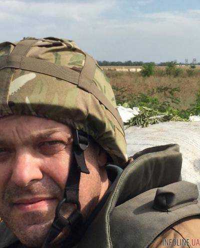Олег Тягныбок сделал грандиозное селфи «на передовой», одев каску задом наперед