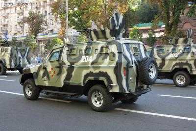 Европейскую и Бессарабскую площади в Киеве будут патрулировать бронеавтомобили "КрАЗ Кугуар"