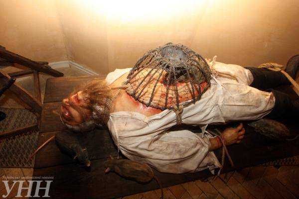 В Киеве открылась выставка "жертв" пыток. Фото