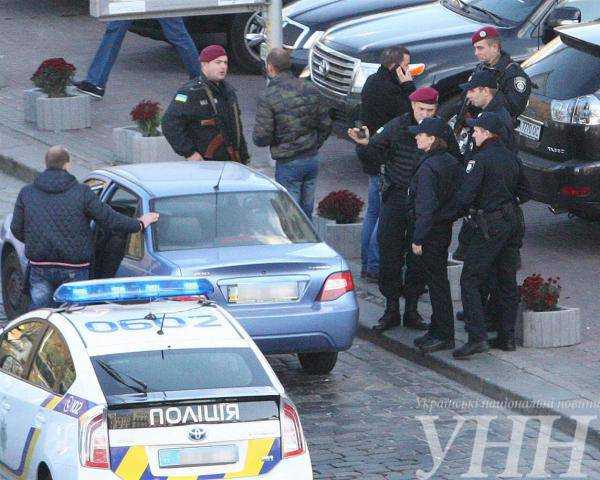 В Киева остановили автомобиль, перевозивший задержанное лицо. Фотофакт
