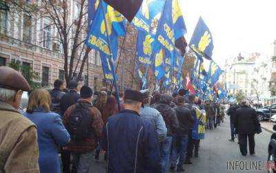 Киев. Большая колонна митингующих направляется в Лукьяновское СИЗО