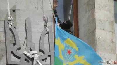 В Донецке сняли герб Украины