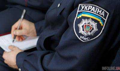 В Киеве в Голосеевском районном суде во время заседания мужчина пытался поранить себя