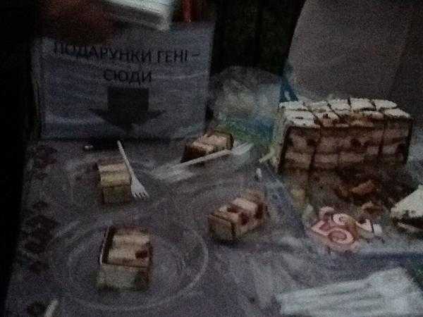 В день рождения политзаключенного Г.Афанасьева прохожим раздавали вишневый торт