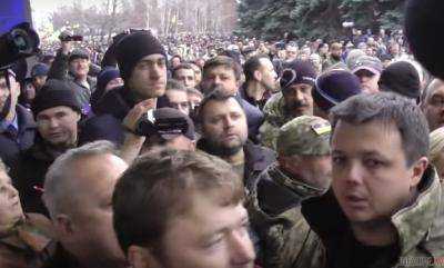 Депутаты Верховной Рады вместе с активистами штурмовали здание городского совета в Кривом Роге