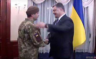 "Воин, добро пожаловать домой!": как Президент встречал "киборга" Рахмана. Видео