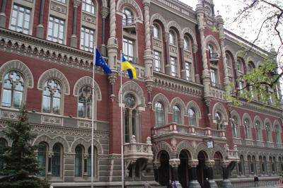 Национальный банк Украины понизил официальный курс гривны на уровне 22,91 грн /долл.