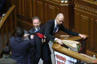 Ляшко о драке в ВР: "Світ дивиться, як орангутанги бігають по залу і тягають прем'єра за причинне місце"
