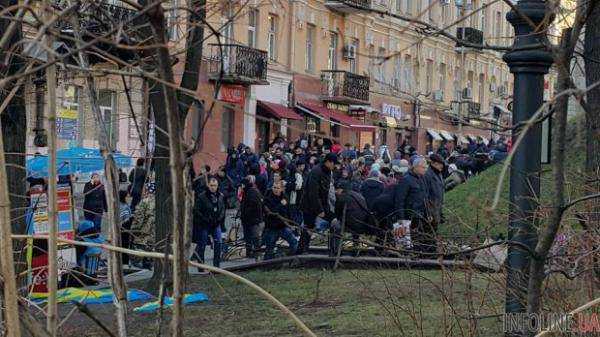 В Киеве митингующие блокируют Сбербанк России