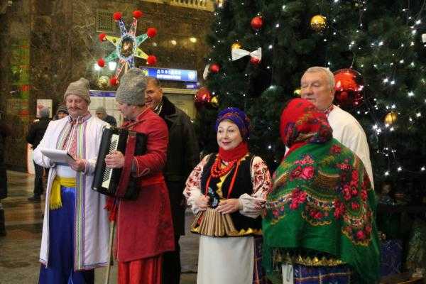 На Киевском вокзале артисты Заслуженной хоровой капеллы спели колядки