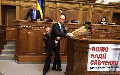 Барна рассказал, подарит ли сегодня Яценюку цветы
