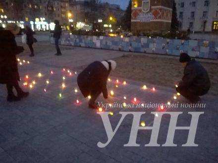 В центре Херсона слова "Небесная Сотня" выложили горящими лампадками. Фото
