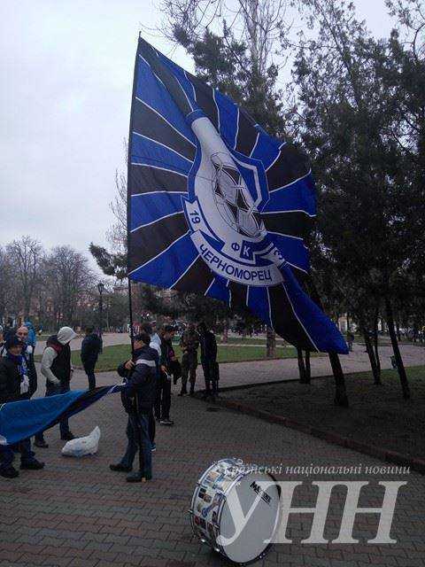 В центре Одессы маршируют футбольные фанаты. Фото