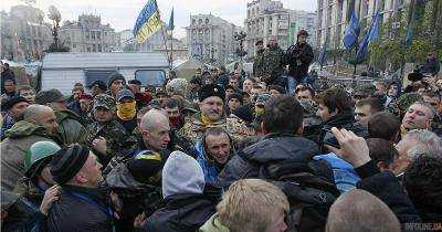 В Киеве протестующие забросали яйцами посольство РФ