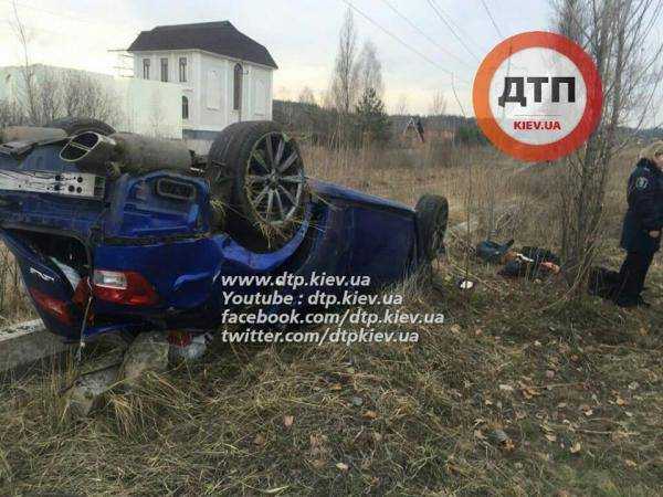 В Киеве произошло смертельное ДТП: Lexus сбил пешехода вместе с остановкой и вылетел с дороги. Фото 18+