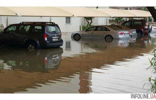 Столица ОАЭ Абу-Даби и Дубай из-за сильного ливня ушли под воду. Фото, видео