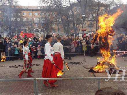 В Запорожье сожгли чучело зимы. Фото